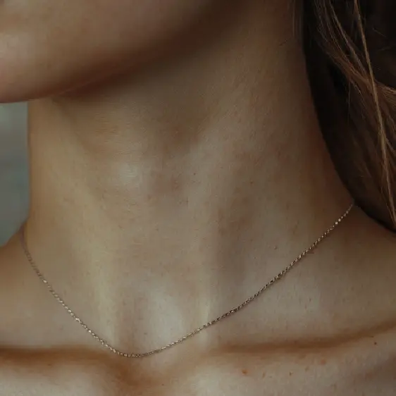 Neckrimpels: waarom ze gebeuren en hoe ze er vanaf kunnen komen
